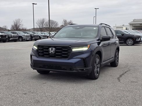 Used 2025 Honda Pilot Sport image 3