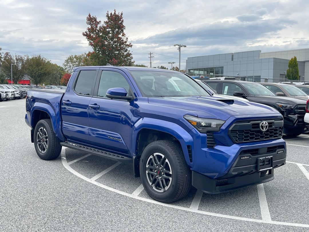 Used 2025 Toyota Tacoma TRD Sport w/ TRD Sport Premium Package AWD/4WD image 2