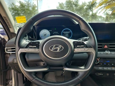 Used 2022 Hyundai Elantra Limited FWD image 16