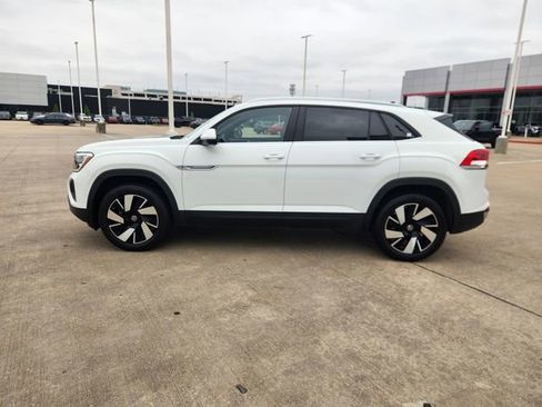 Used 2025 Volkswagen Atlas Cross Sport SE FWD image 4