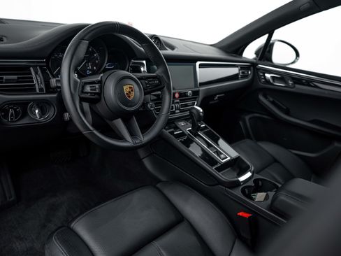 Certified 2026 Porsche Macan Turbo AWD/4WD image 4