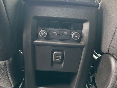 Used 2023 Chevrolet Traverse LT FWD image 17