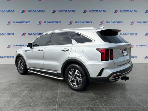 Used 2022 Kia Sorento EX w/ Panoramic Sunroof Package FWD image 3