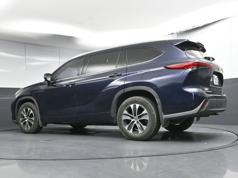 Used 2020 Toyota Highlander XLE image 29