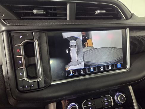 Used 2023 GMC Yukon XL Denali AWD/4WD image 13