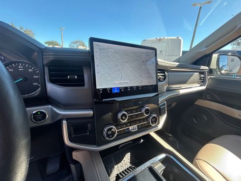 Used 2022 Ford Expedition XLT image 13