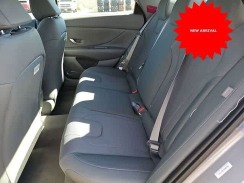 Used 2025 Hyundai Elantra SE image 11