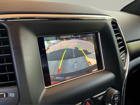 Used 2018 Jeep Grand Cherokee Laredo AWD/4WD image 14