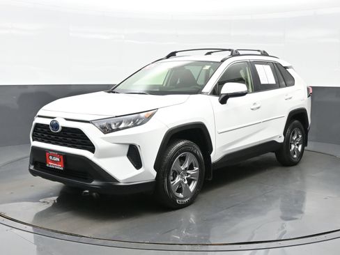 Used 2022 Toyota RAV4 LE AWD/4WD image 2