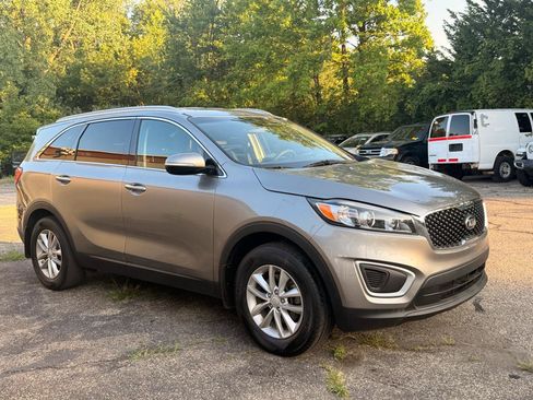 Used 2018 Kia Sorento FWD image 9
