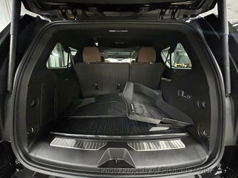 Used 2025 Chevrolet Suburban High Country AWD/4WD image 23