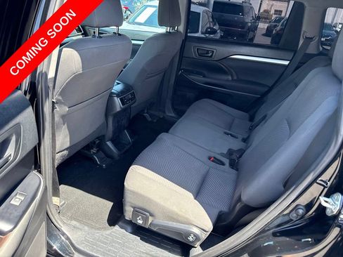 Used 2019 Toyota Highlander LE w/ Carpet Mat Package (TMS) FWD image 11