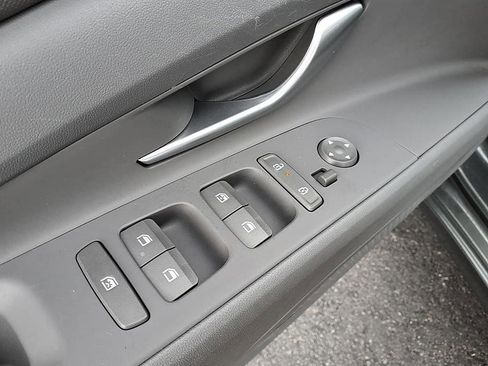 Used 2025 Hyundai Elantra SEL image 12