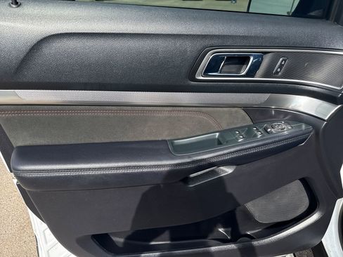 Used 2018 Ford Explorer XLT w/ Equipment Group 202A AWD/4WD image 19