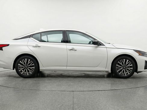 Used 2025 Nissan Altima 2.5 SV image 11