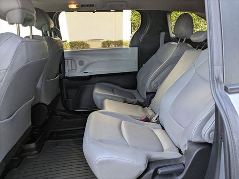 Certified 2025 Toyota Sienna XLE FWD image 14