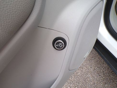 Used 2023 GMC Acadia SLT image 13