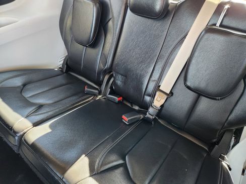 Used 2022 Chrysler Pacifica Touring-L image 10