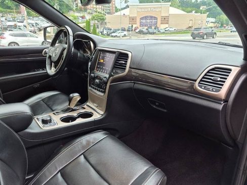 Used 2017 Jeep Grand Cherokee Overland AWD/4WD image 29
