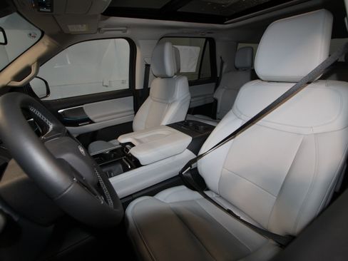 New 2027 Ford Expedition Max Platinum AWD/4WD image 3