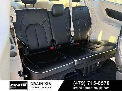 Used 2023 Chrysler Pacifica Limited FWD image 32