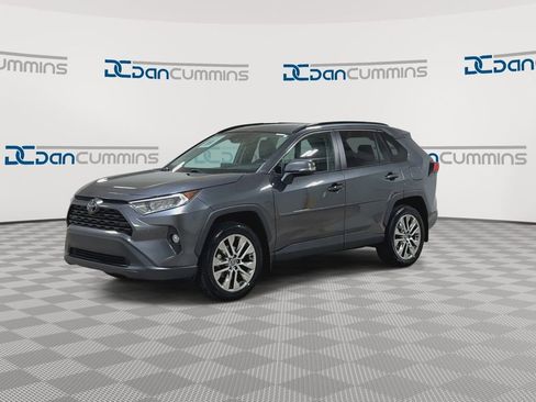 Used 2020 Toyota RAV4 XLE Premium image 4