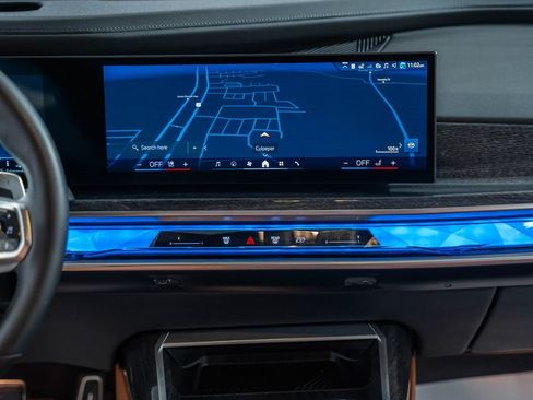 Used 2025 BMW 750e xDrive image 22