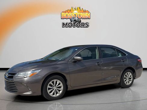 Used 2017 Toyota Camry LE FWD image 2