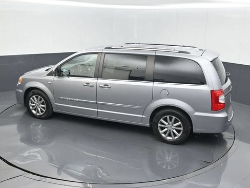 Used 2014 Chrysler Town & Country Touring-L FWD image 15