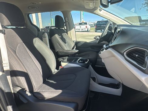 Certified 2020 Chrysler Pacifica Touring w/ Tire & Wheel Group image 28