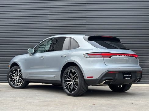 Certified 2025 Porsche Macan image 3