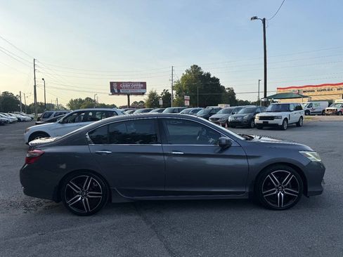 Used 2017 Honda Accord Touring image 7