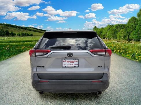 Used 2021 Toyota RAV4 XLE w/ Convenience Package FWD image 5