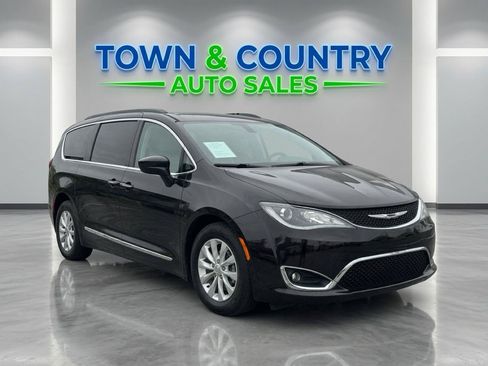 Used 2017 Chrysler Pacifica Touring-L FWD image 8