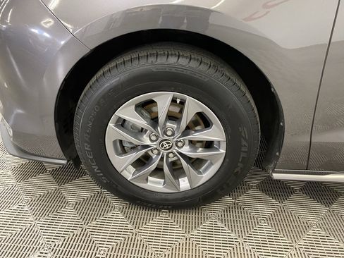 Used 2024 Toyota Sienna XLE image 6