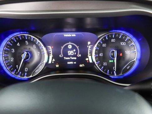 Used 2022 Chrysler Pacifica Touring-L image 15