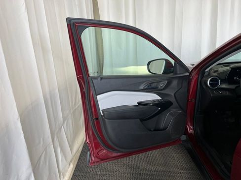 Used 2024 Chevrolet Trax LT FWD image 17