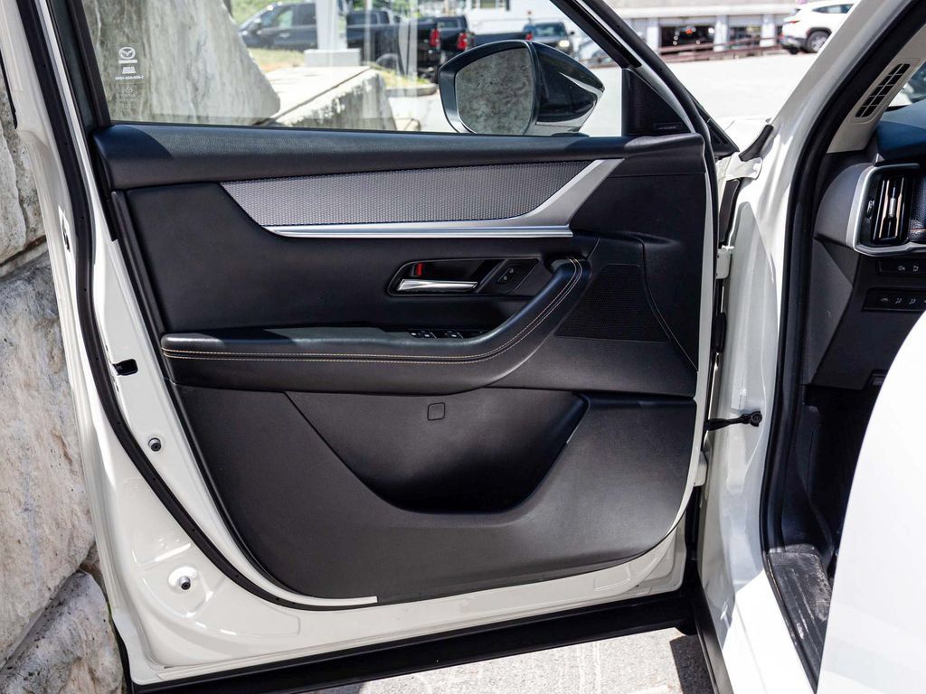 Used 2025 MAZDA CX-70 Plug-In Hybrid w/ Premium Pkg AWD/4WD image 11