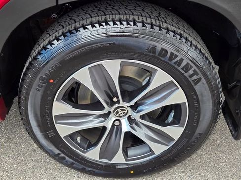 Used 2023 Toyota Highlander XLE FWD image 11