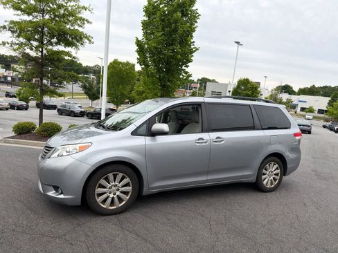 Used 2013 Toyota Sienna XLE AWD/4WD image 5