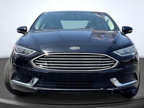 Used 2018 Ford Fusion SE w/ Fusion SE Technology Package FWD image 3
