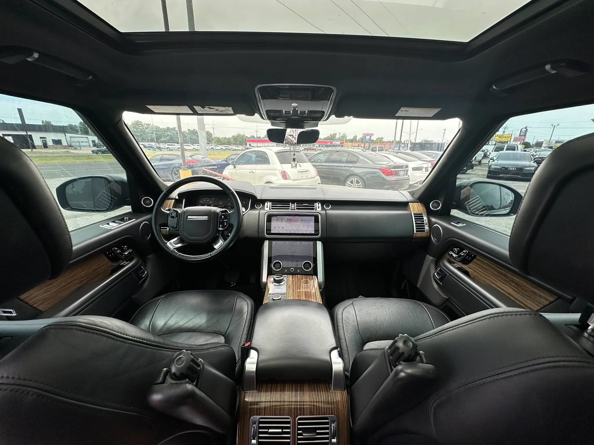 Used 2018 Land Rover Range Rover HSE AWD/4WD image 2