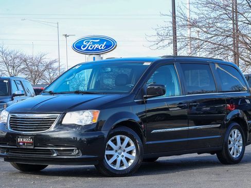 Used 2014 Chrysler Town & Country Touring FWD image 1