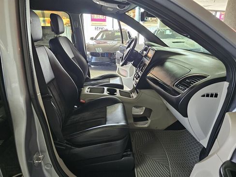 Used 2019 Dodge Grand Caravan SXT image 28