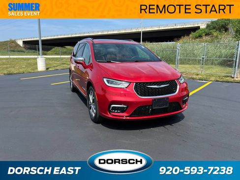 Used 2024 Chrysler Pacifica Pinnacle w/ Trailer Tow Group AWD/4WD image 4