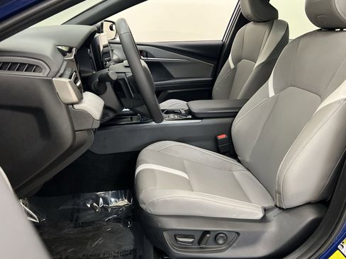 Used 2025 Toyota Camry SE w/ Convenience Package image 11