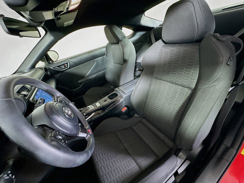Used 2022 Toyota GR86 Auto (Natl) image 13