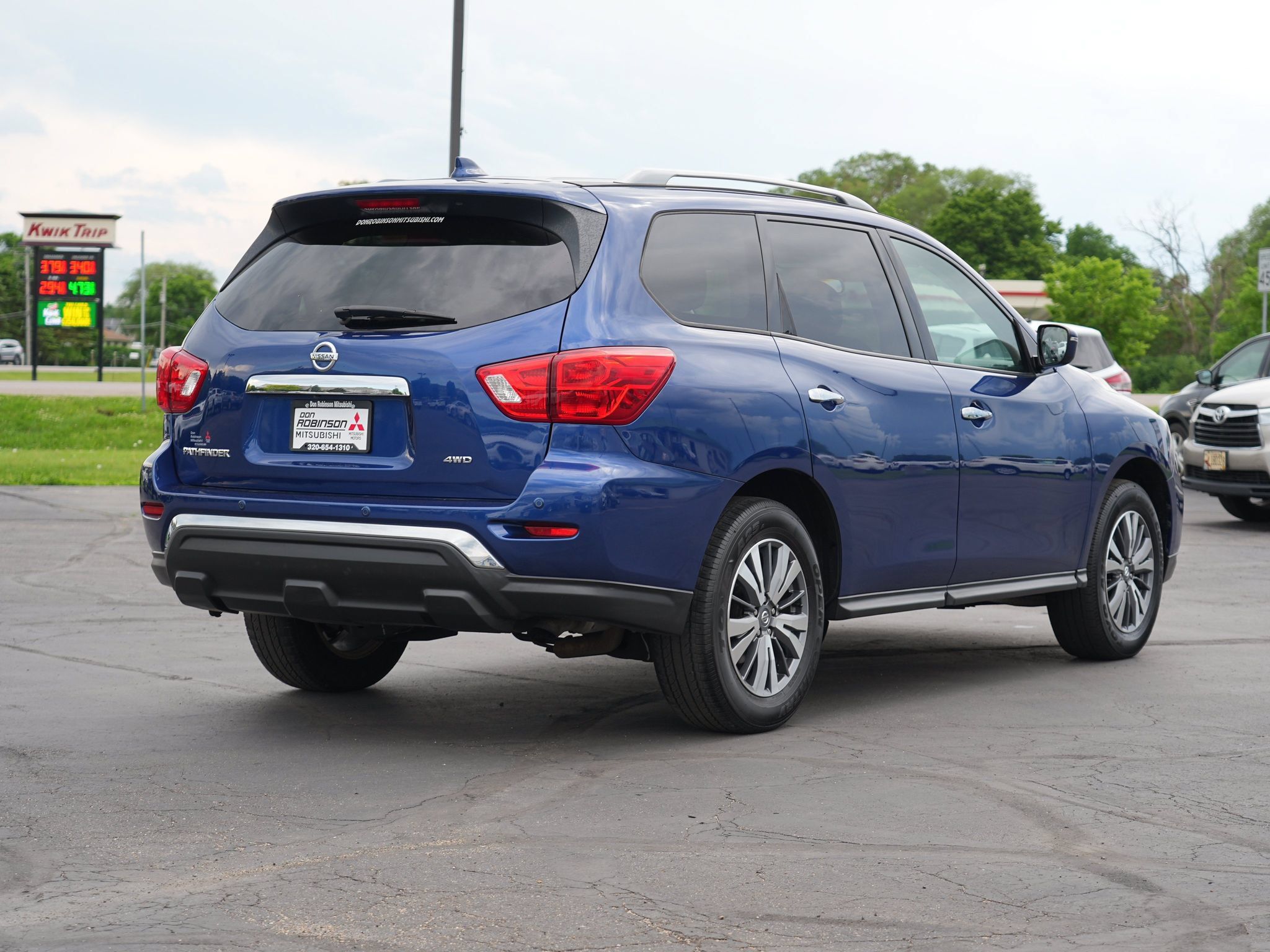 Used 2020 Nissan Pathfinder S AWD/4WD image 3