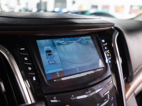 Used 2020 Cadillac Escalade Luxury w/ LPO, Radiant Package AWD/4WD image 10