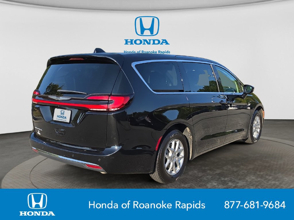 Used 2024 Chrysler Pacifica Touring-L FWD image 5
